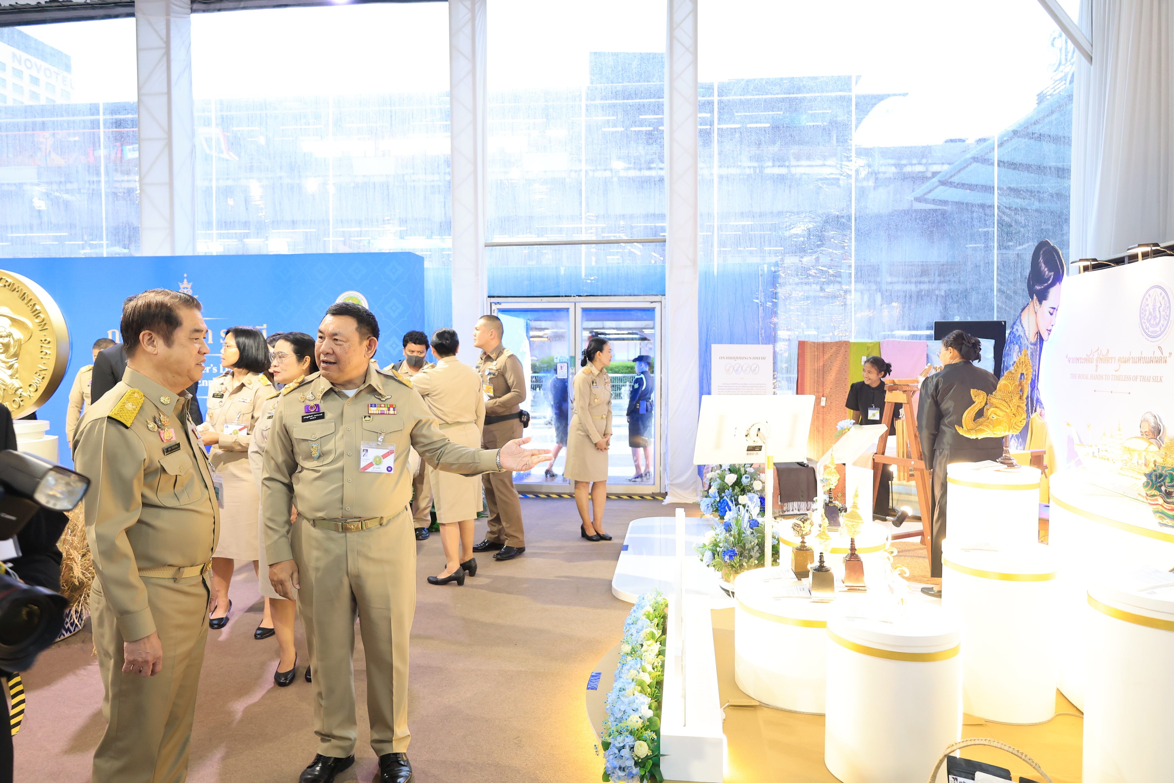 title - สำนักงานการปฏิรูปที่ดินเพื่อเกษตรกรรม ร่วมเฝ้าฯ รับเสด็จ สมเด็จพระกนิษฐาธิราชเจ้า กรมสมเด็จพระเทพรัตนราชสุดา ฯ สยามบรมราชกุมารี เสด็จพระราชดำเนินไปทรงเปิดงานเทิดพระเกียรติและน้อมรำลึก ในพระมหากรุณาธิคุณของสมเด็จพระนางเจ้าสิริกิติ์ พระบรมราชินีนาถ พระบรมราชชนนีพันปีหลวง “ภูษา ธัญญา ราชินี”